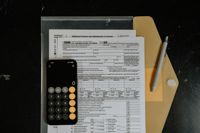 2대질환 보험 서류 확인하는 모습