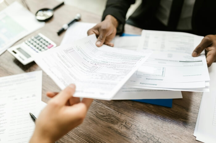 자동차보험 추가특약 서류 확인하는 모습