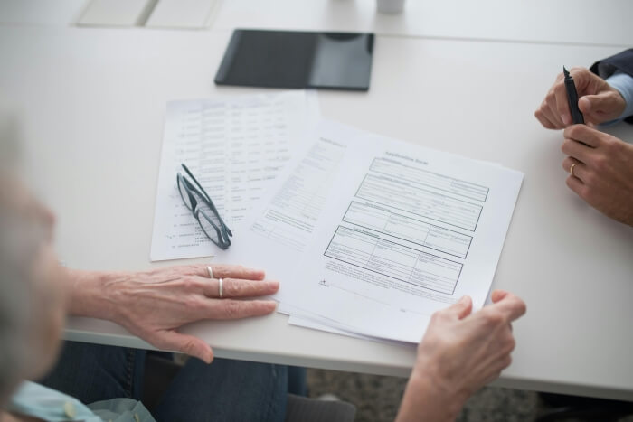 흥국운전자보험 서류 확인하는 모습